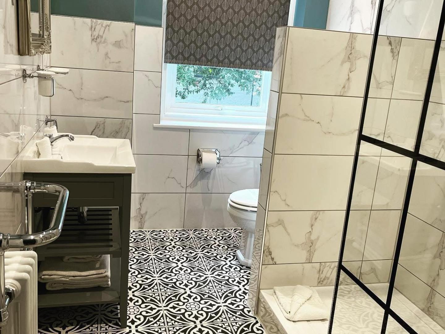 Balincourt Hotel Bournemouth Exterior photo Bathroom with shower enclosure