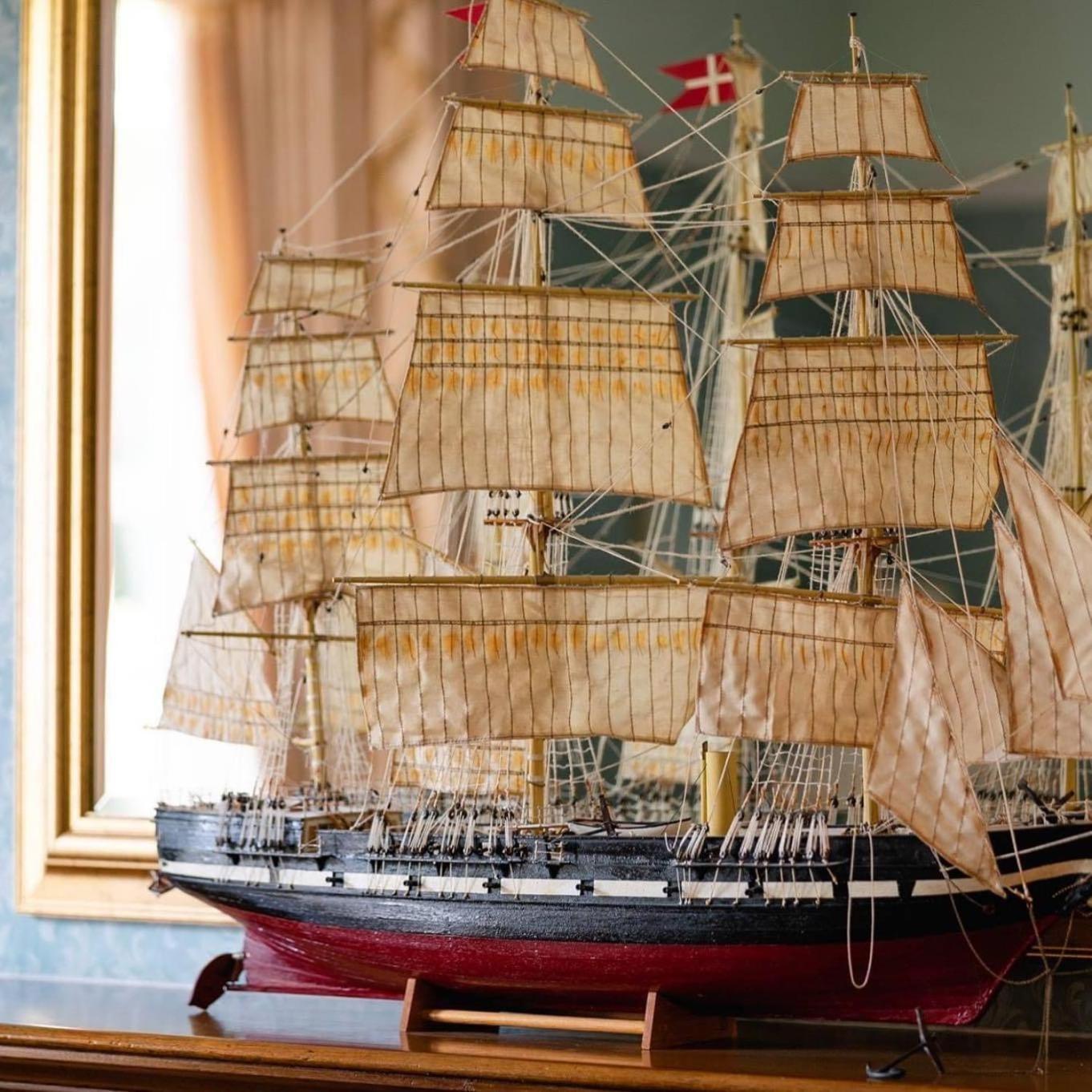 Balincourt Hotel Bournemouth Exterior photo Model of the clipper Flying Cloud