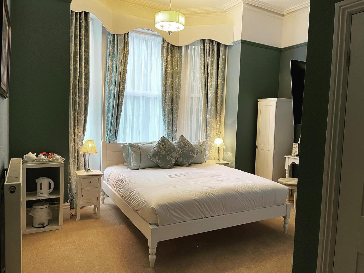 Balincourt Hotel Bournemouth Exterior photo A bedroom at the hotel