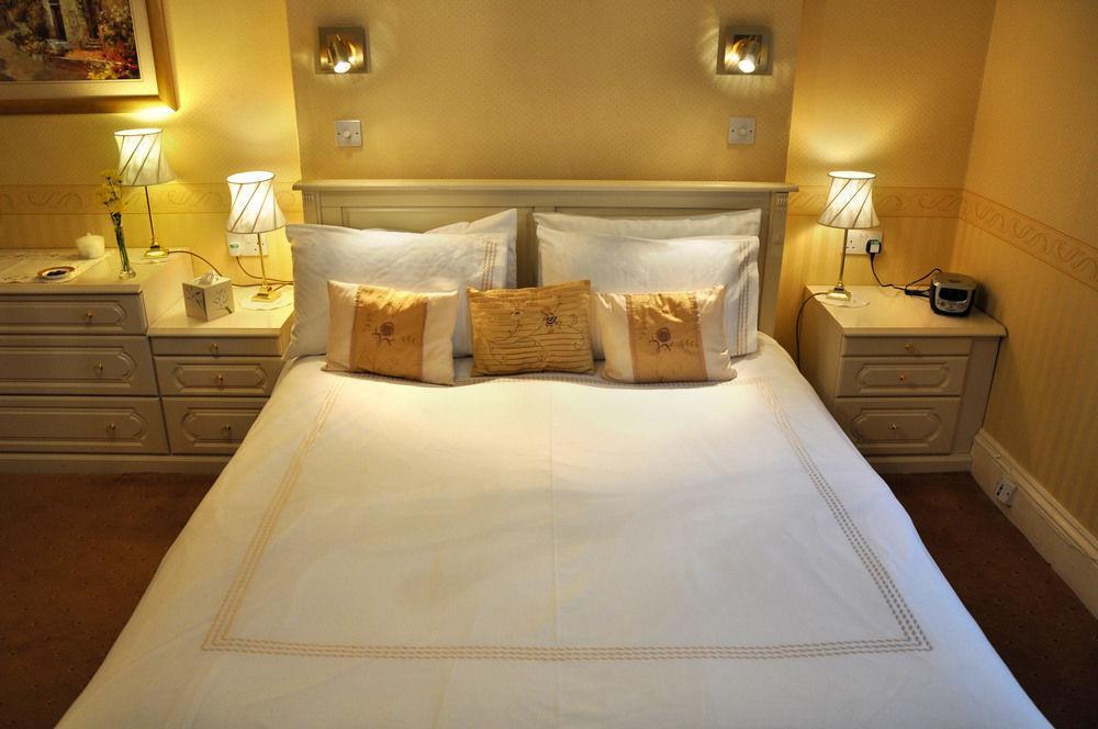 Balincourt Hotel Bournemouth Exterior photo A bed with a duvet