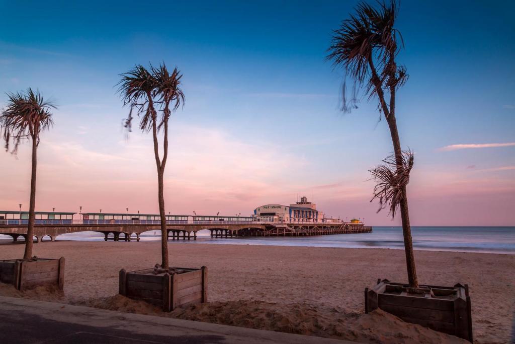 Balincourt Hotel Bournemouth Exterior photo The beach at the end of the boardwalk