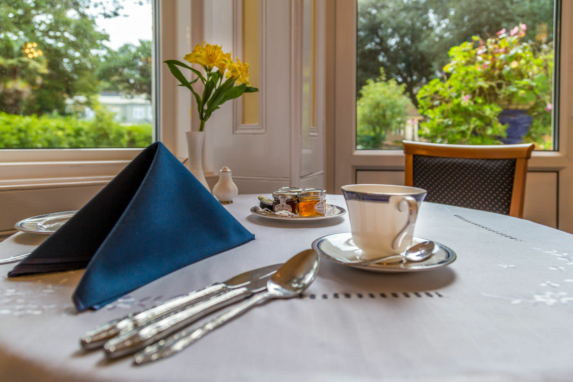 Balincourt Hotel Bournemouth Exterior photo A table set for afternoon tea